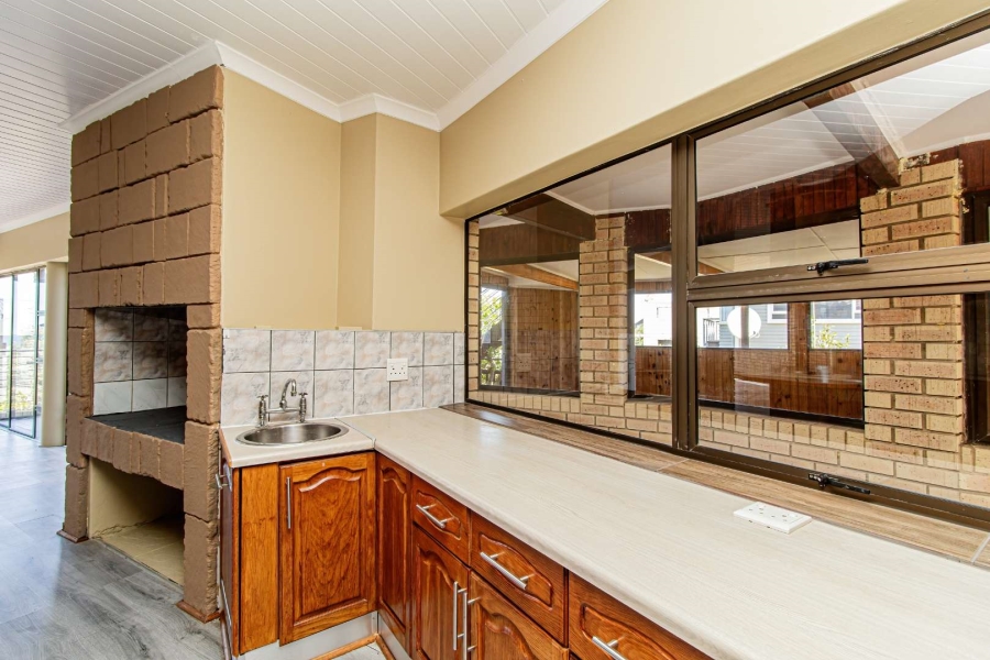 To Let 5 Bedroom Property for Rent in Hersham Western Cape